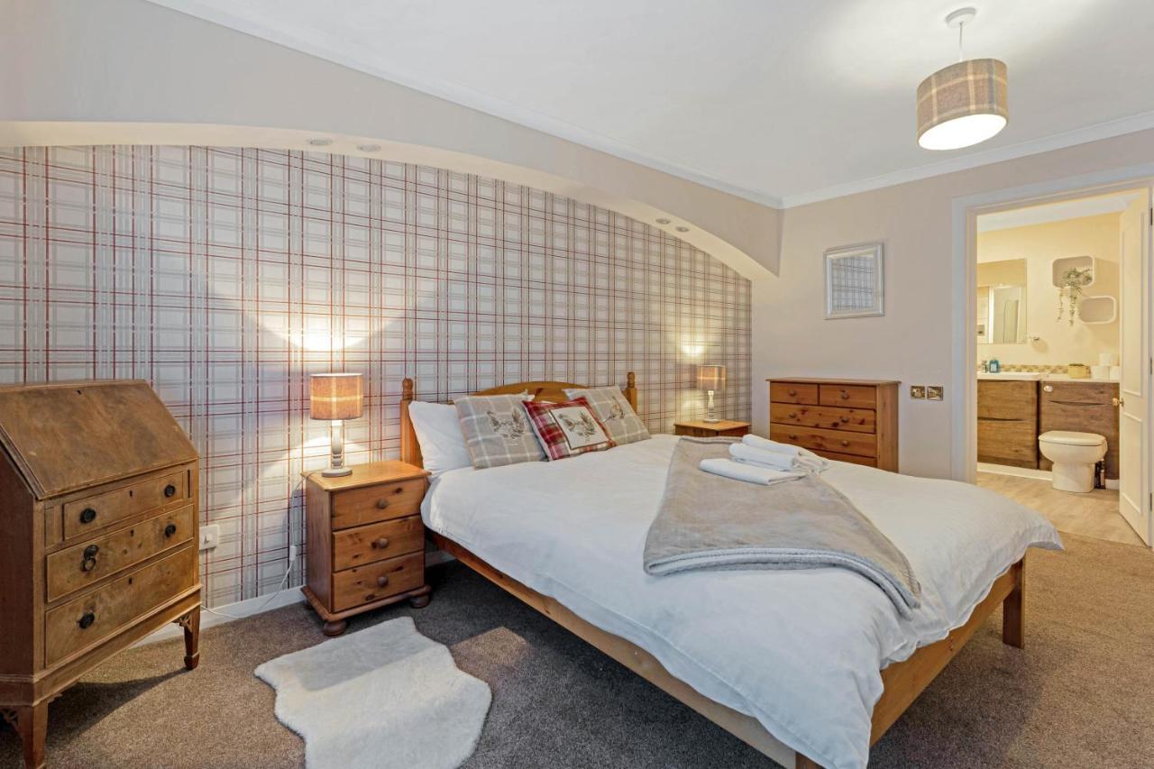 Elegant & Unique Getaway - Spacious 3 Bedroom, 2 Bathroom City Centre Apartment - Free Allocated Parking. Edynburg Zewnętrze zdjęcie
